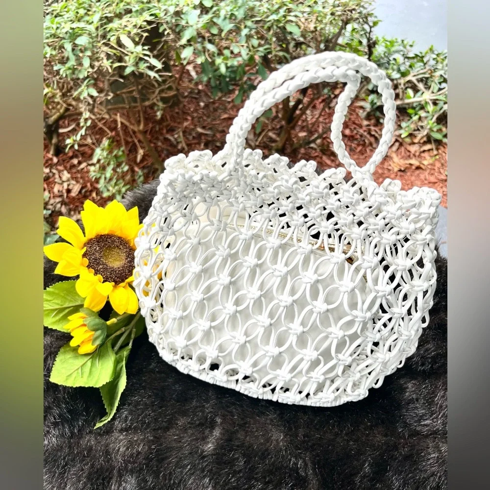 White unused 6x6 summer purse, includes a zip wallet. - Picture 1 of 3